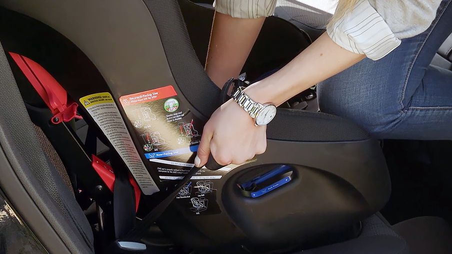 How to install a forwardfacing car seat Canadian Tire