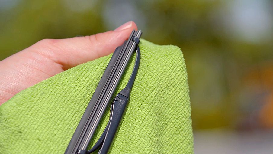 How to change a windshield wiper Canadian Tire