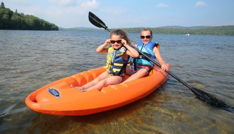 Kayaks et sports nautiques  Profitez au maximum de votre escapade avec des kayaks, des canoes et plus encore pour la journée nautique ultime.