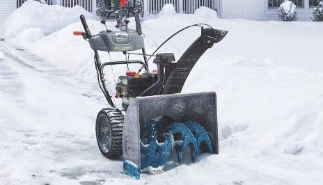 SOUFFLEUSES À NEIGE  Facilitez le déneigement de vos trottoirs et allées de garage avec notre sélection de souffleuses à neige à essence et électriques.  MAGASINEZ