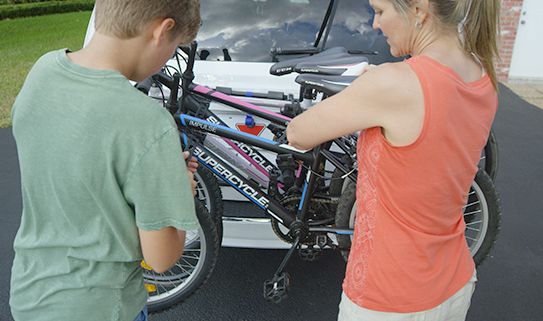 Les porte-vélos de coffre arrière universels peuvent soutenir trois vélos maximum.