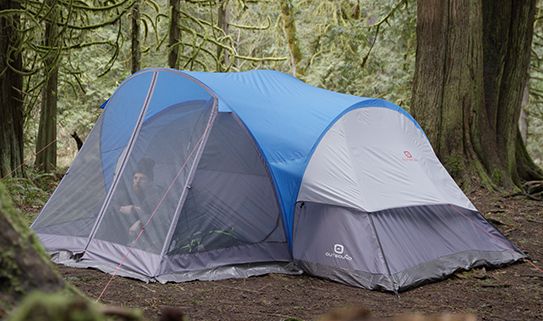 En camping, profitez d’un moment à l’abri des insectes avec une tente à moustiquaire.