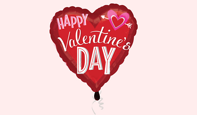 Un ballon en aluminium rouge en forme de cœur « Happy Valentine’s Day ».