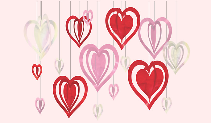 Un ensemble de décorations suspendues 3D de la Saint-Valentin en forme de cœurs blancs, roses et rouges.