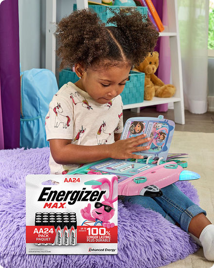 Un enfant qui joue avec un jouet. Un emballage de piles Energizer MAX AA se trouve en avant-plan pour attirer l’attention sur les piles pour les jouets, les jeux et les appareils électroniques.